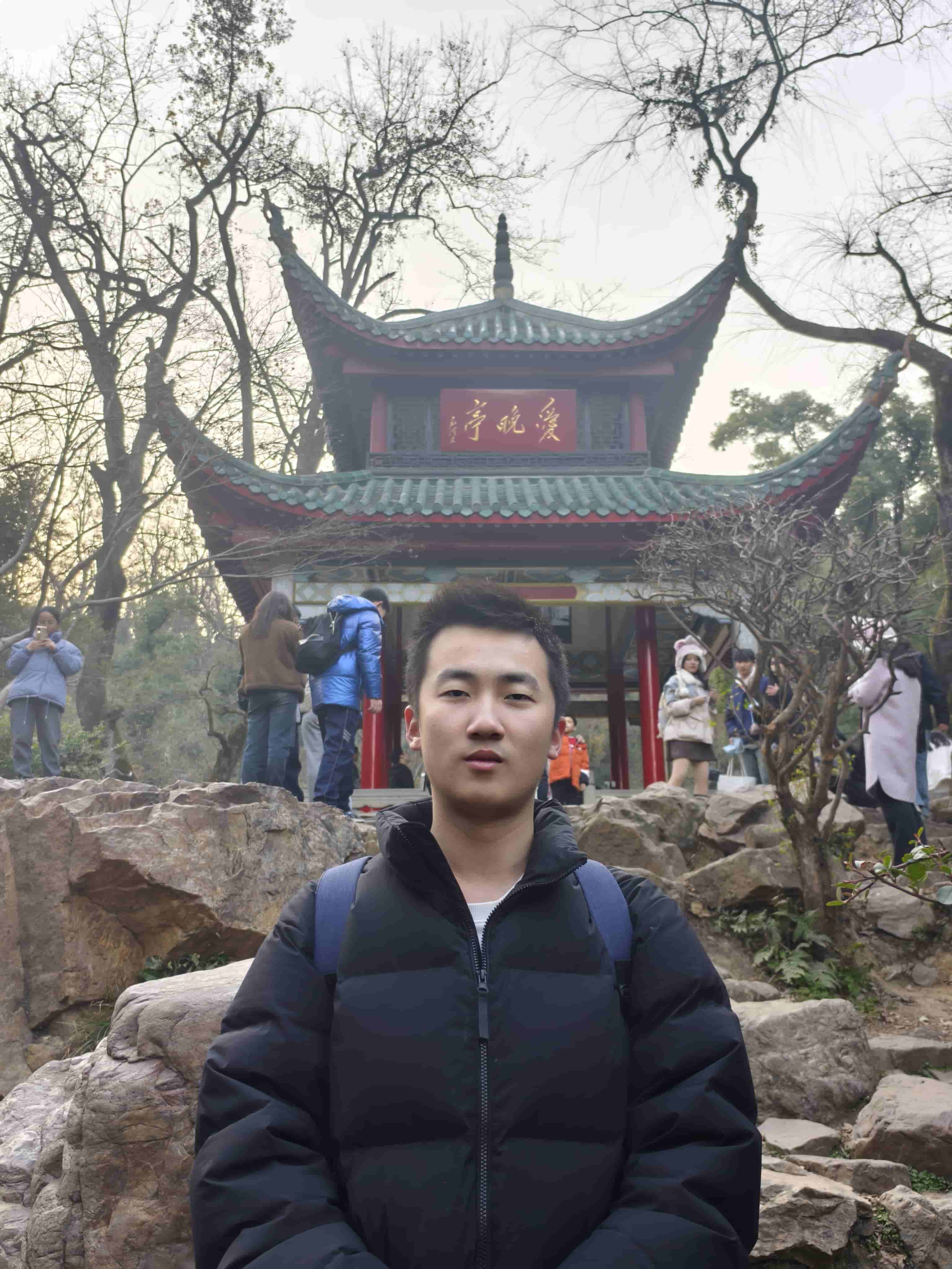 2025-01-10 爱晚亭留影.jpg