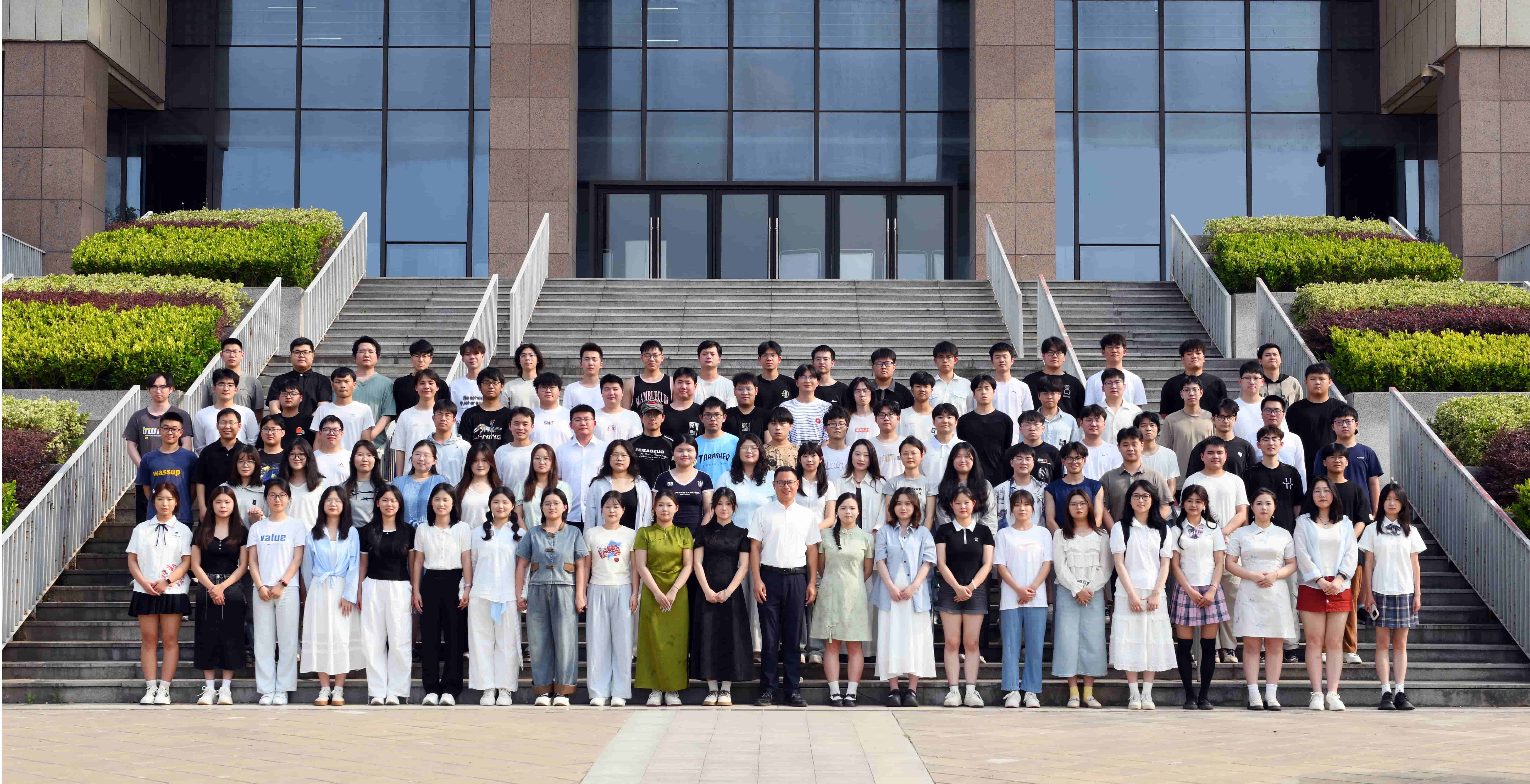 2025-06-06 专业毕业合照.jpg