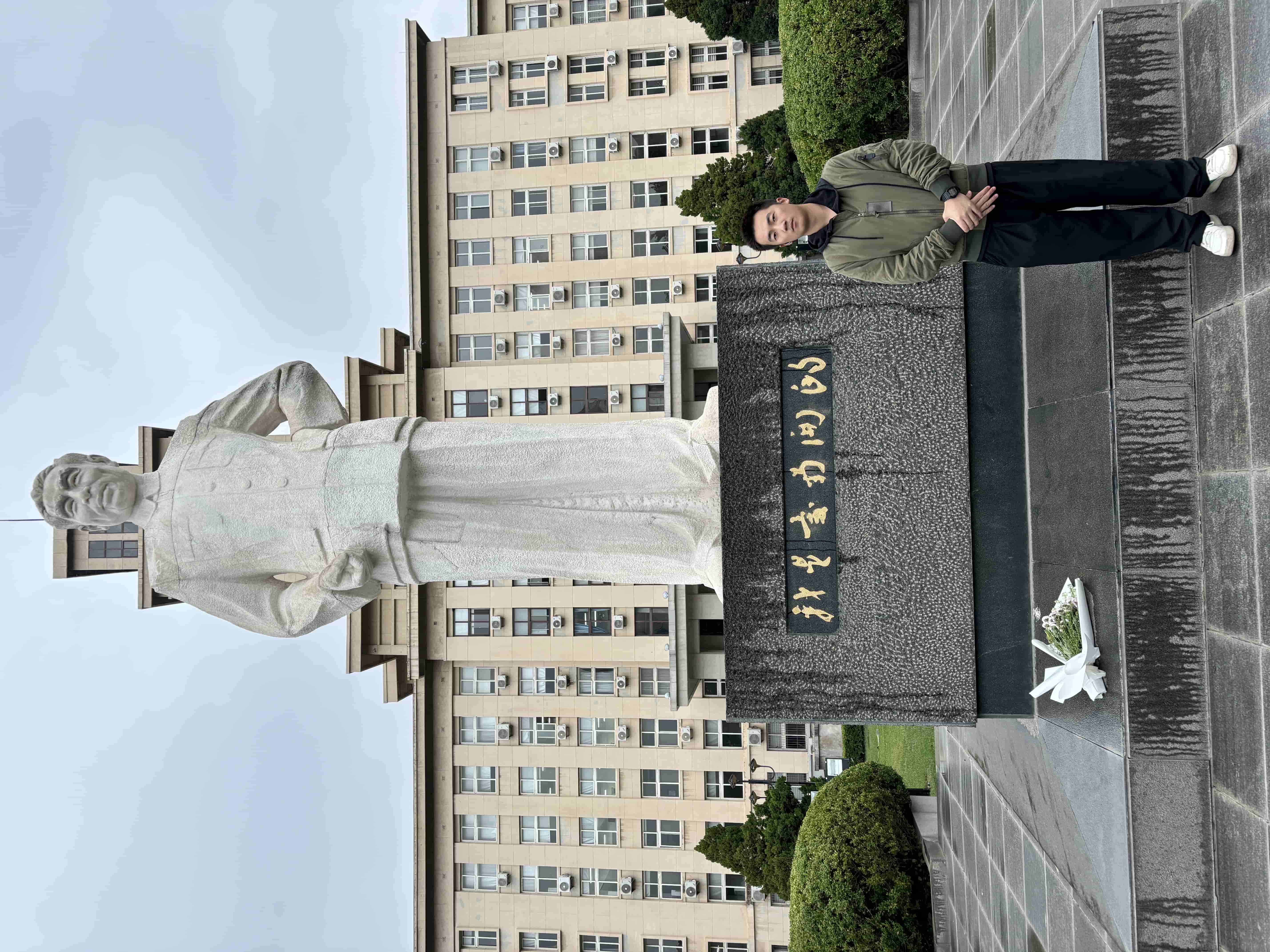2025-10-08 南开大学周总理雕塑留影 .JPG