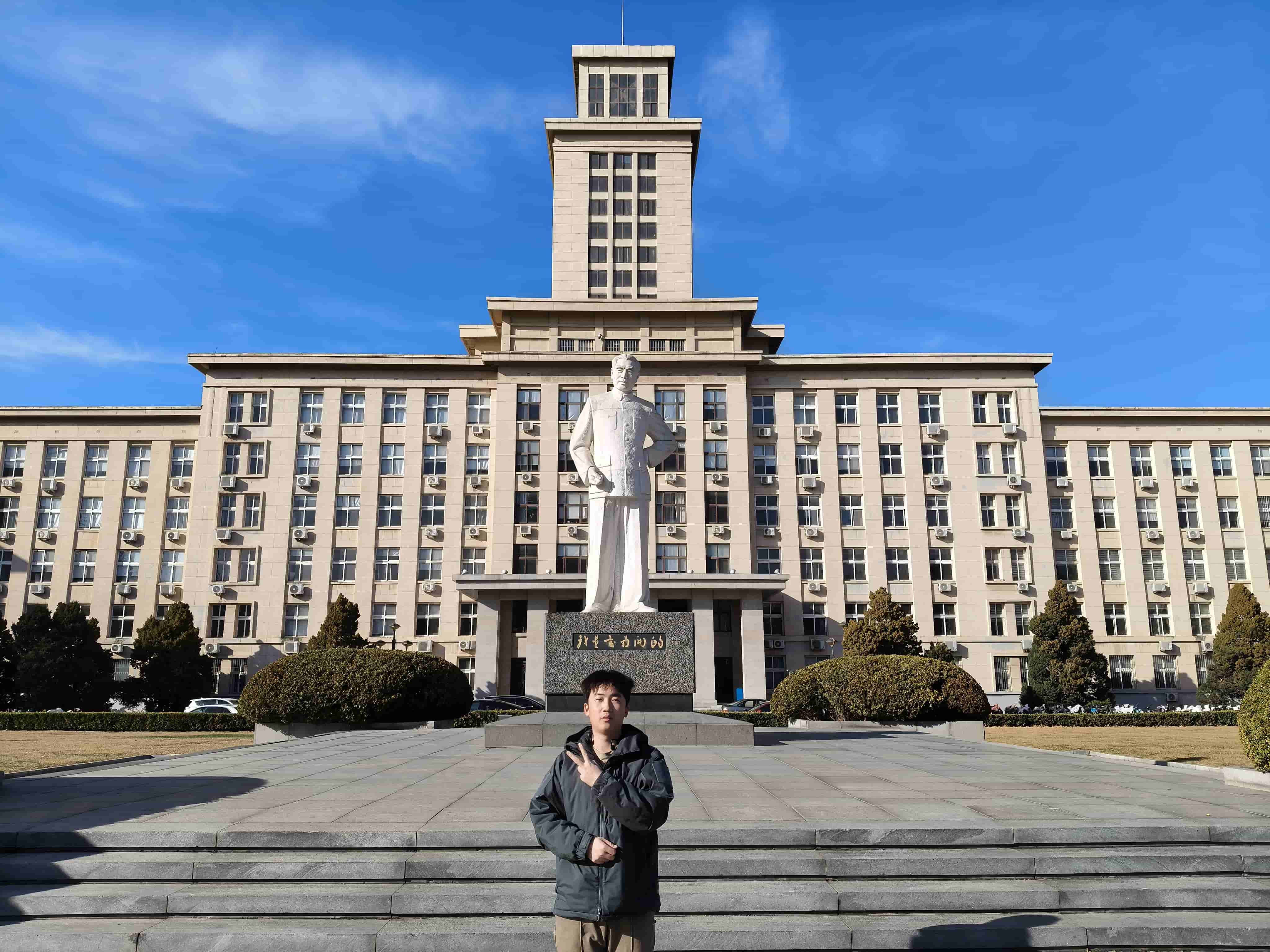 2026-03-06 南开大学周总理雕塑留影.jpg