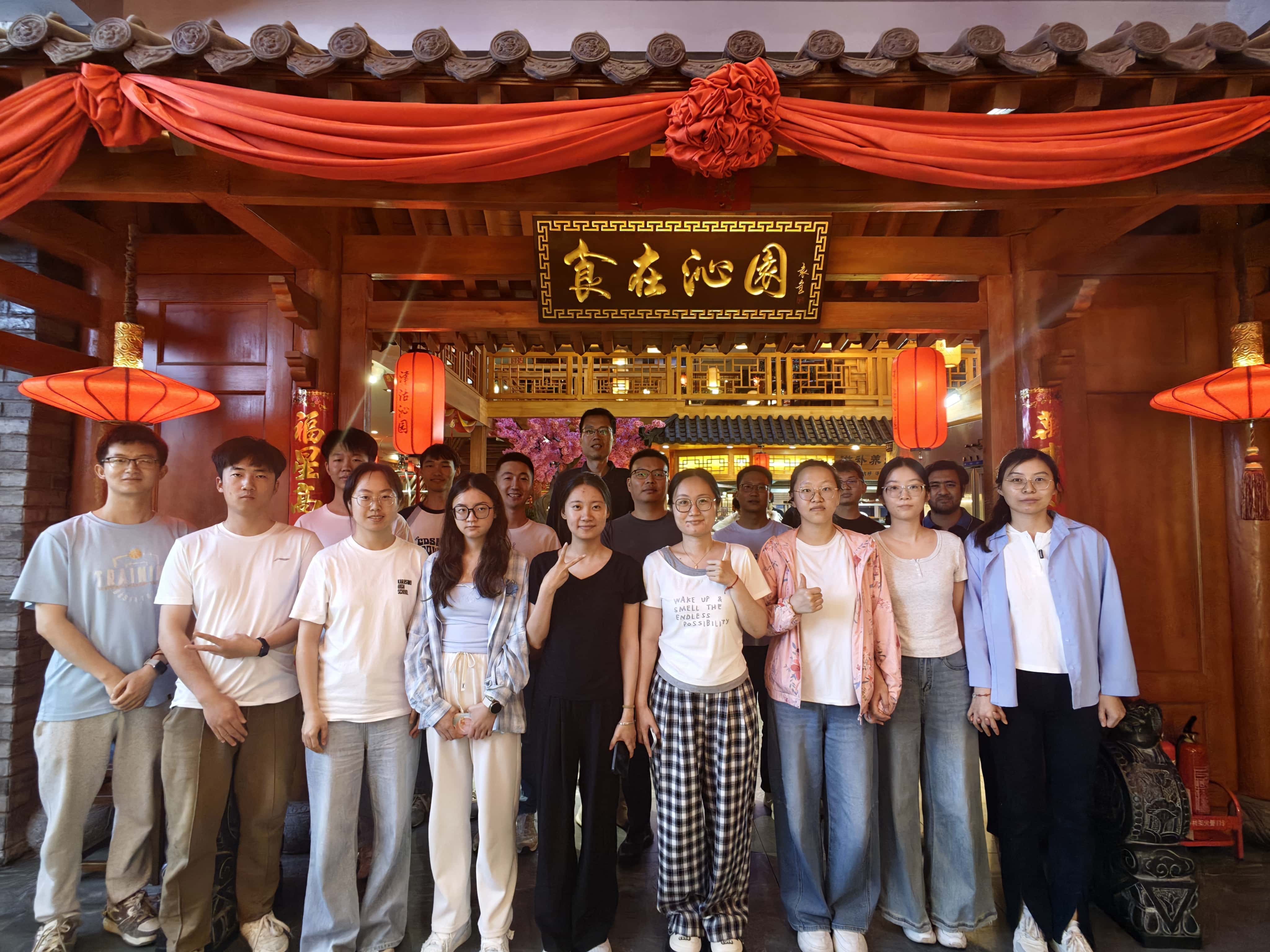 2026-06-04 毕业聚餐合照.jpg