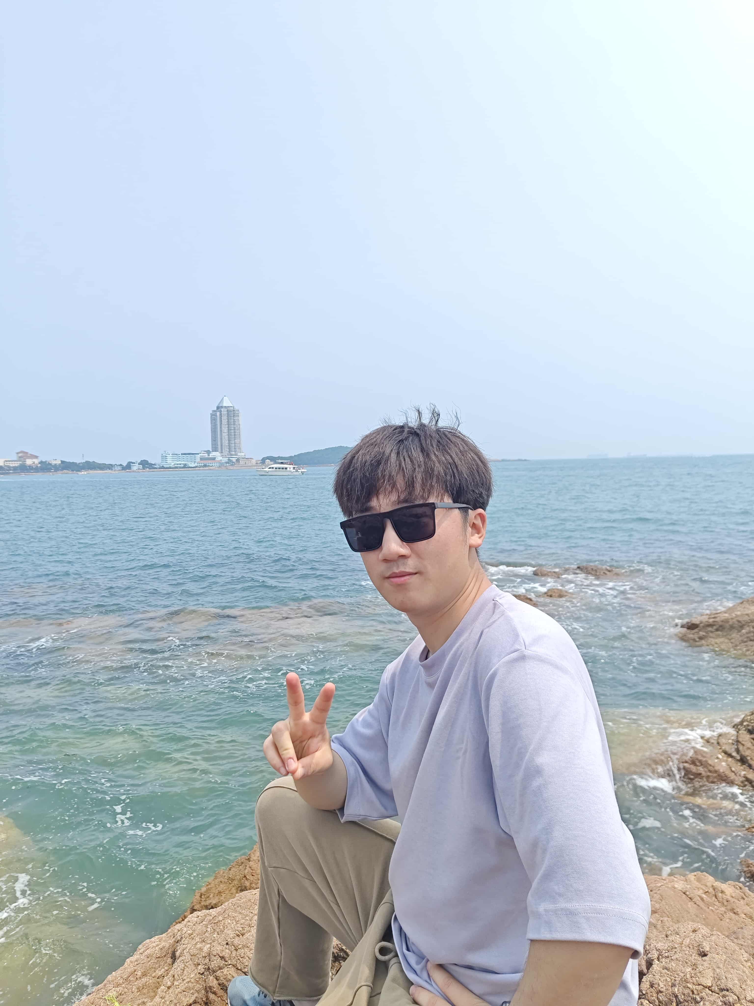 2026-06-20 青岛海边留影.jpg