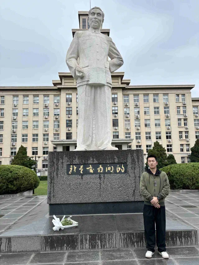 南开大学周总理雕塑留影