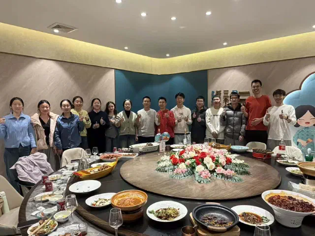 课题组聚餐合照